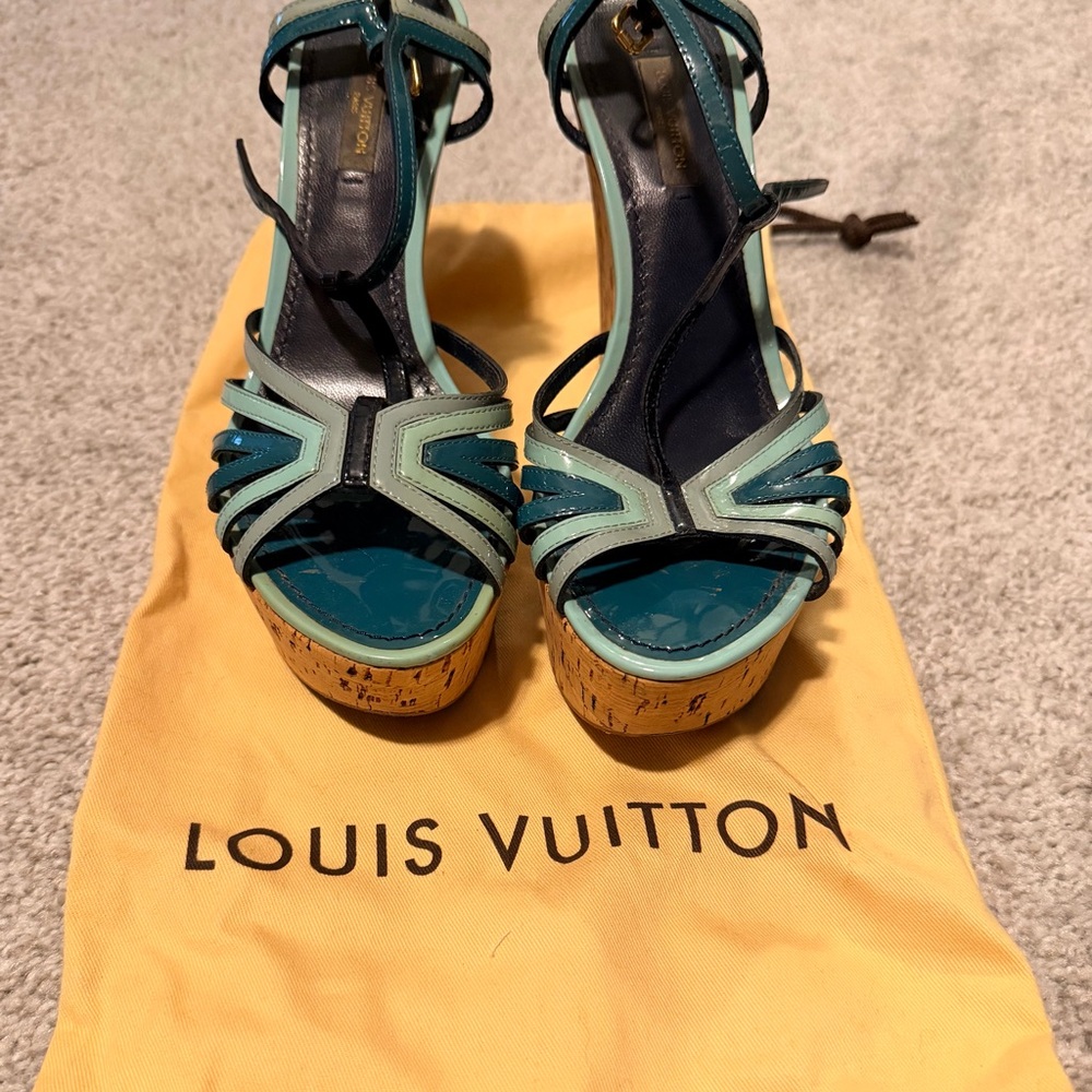 Louis Vuitton Summertime Blue patent leather wedges - Picture 2 of 4